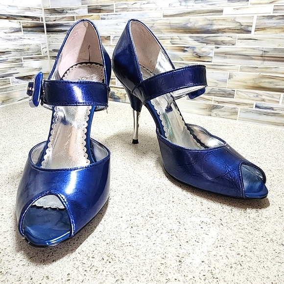 BCBG Stiletto Pumps - Picture 2 of 4